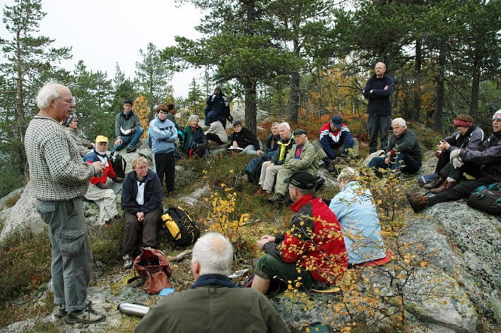 Arkeolog og kulturhistoriker Tom Haraldsen (lys genser) holdt foredrag på toppen ved Skjeppsjøen i 2005. Han punkterte brutalt forestillingen om borgen som borg.