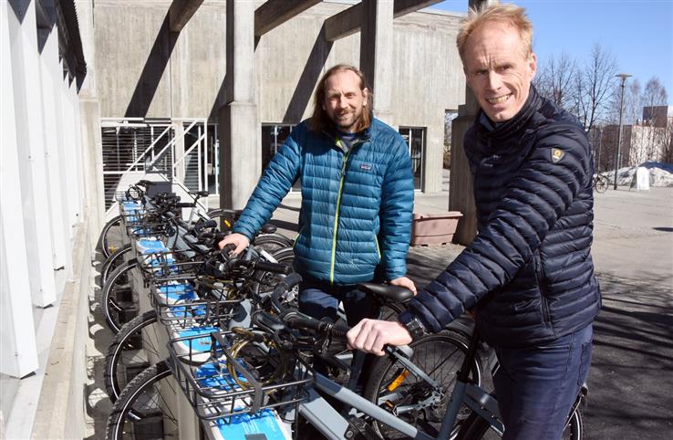 I fjor høst kom det første sykkelstativet med ti elsykler på plass ved Fjellhallen. I løpet av året utvides tilbudet med 50 nye elsykler, forteller Bjørnar Kruse og Arne Moen i Gjøvik kommune.