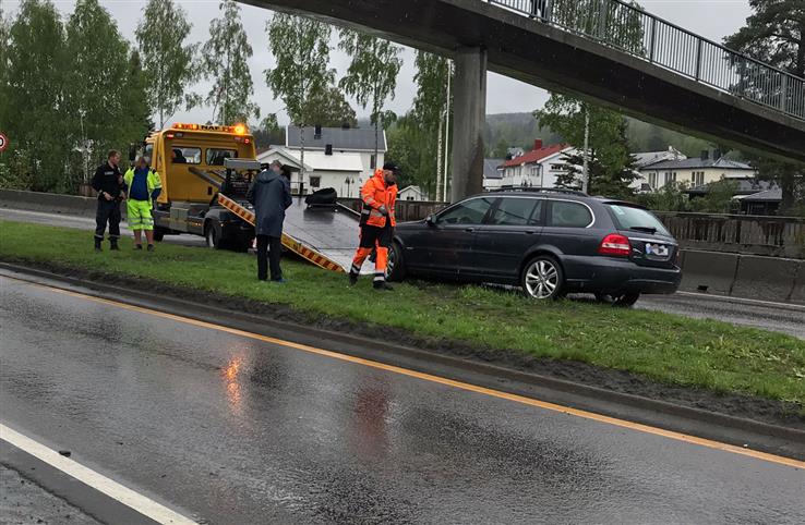 Føreren av denne personbilen ble ikke skadet i kollisjonen med en lastebil.