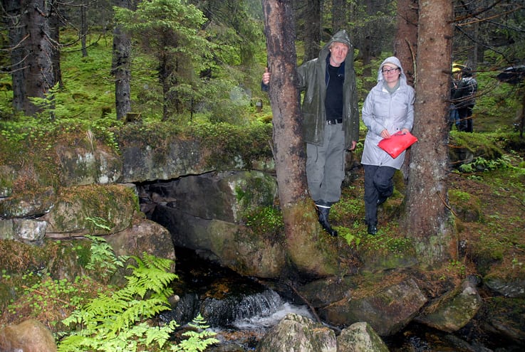 Eivind Peder Hveem og Olavskilden arbeidslag har tatt initiativ til å ta vare på den delen av Kongevegen som går gjennom Hurdal. Her forteller Hveem Ingunn Beyer Hansen fra Statens vegvesen om prommen – eller stikkrenna – i forgrunnen.