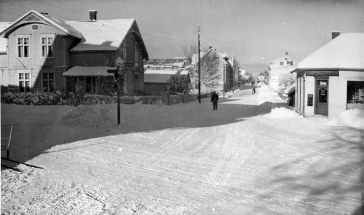 Vinterlig på Kvisgårdshjørnet en gang på 1930-tallet. Leivestadgården til venstre og Skundbergs butikk på hjørnet.