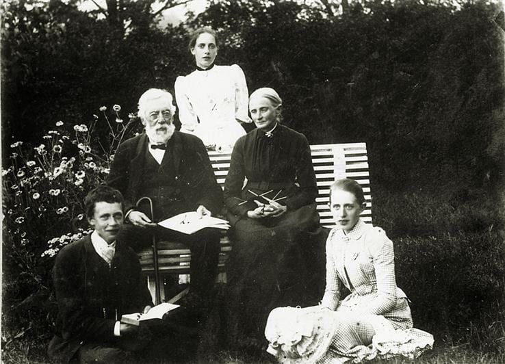 Legepioneren Marie Kjølseth, bakerst, fotografert i hagen på Kjølseth på Skreia med familien.