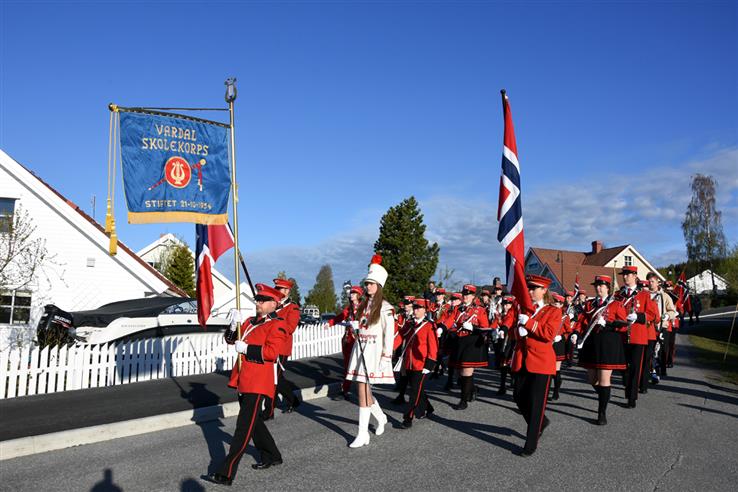 Vardal skolekorps er i farta på 17. mai, i likhet med utallige andre korpsmusikanter over hele Gjøvik.