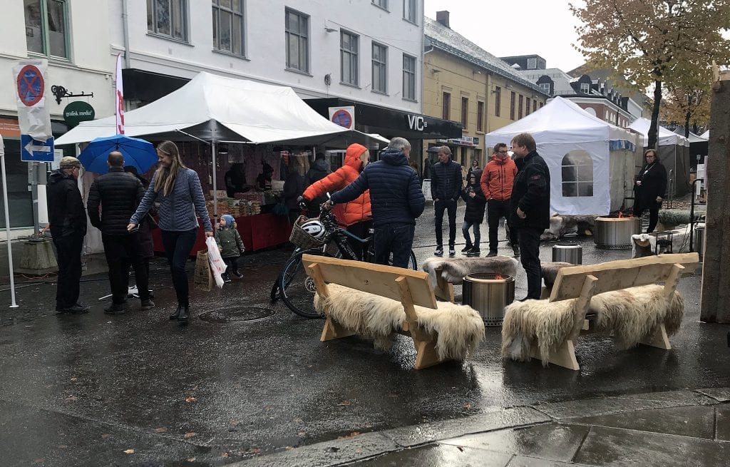 Litt regn gjorde sitt til at det var noe glissent i Storgata fredag, men det er meldt bedre vær lørdag.