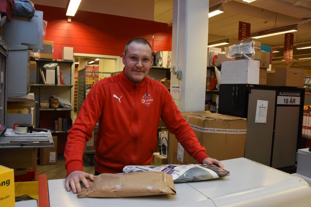 Ole Marius Fuglerud på Coop Extra på Kirkeby har allerede begynt å merke både Black Friday og juletrafikken. Det er stort trøkk og det er viktig at folk er flinke til å hente pakkene sine raskt.