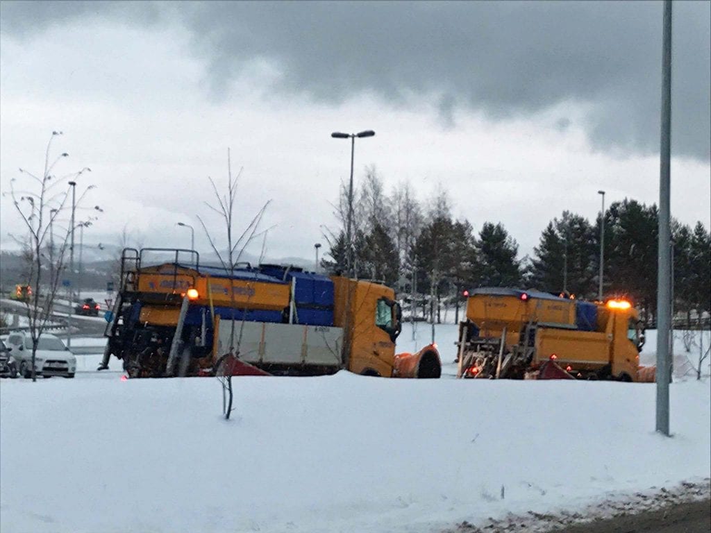 E6 er brøytet og bar, men lokalt er det vanskelige kjøreforhold – særlig på sidevegene.