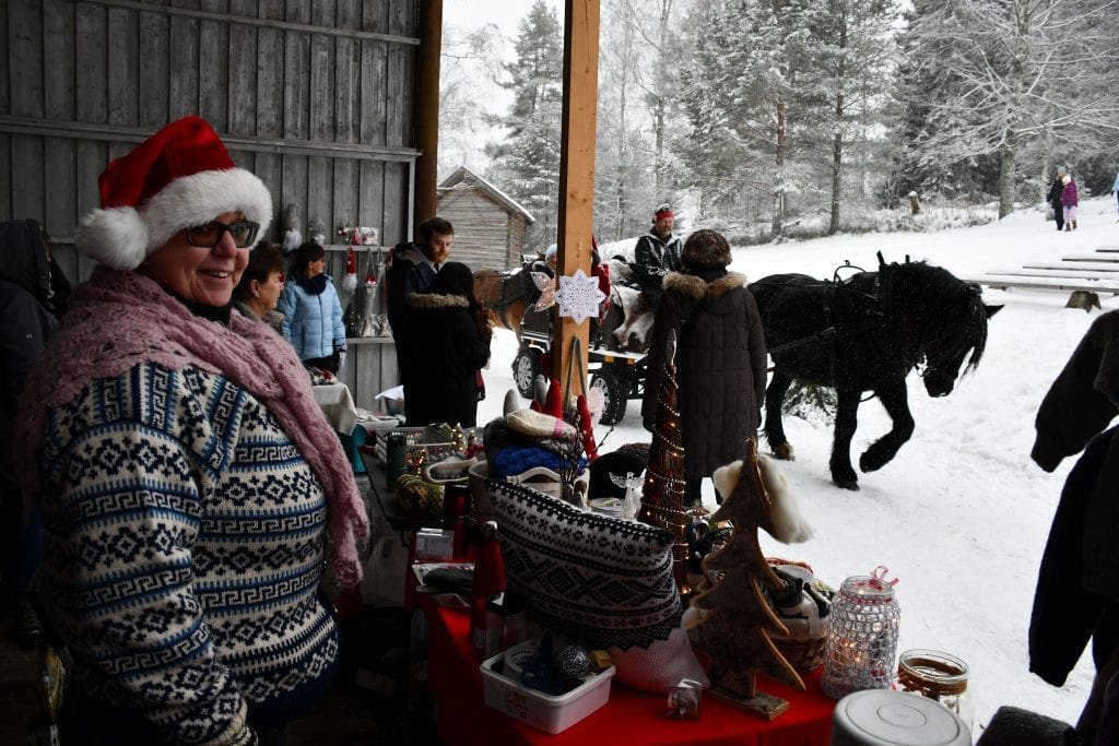 – Skikkelig julestemning og trivelige folk, sa Ella Norstad fra Kolbu som deltok som utstiller for første gang på Gjøvik.