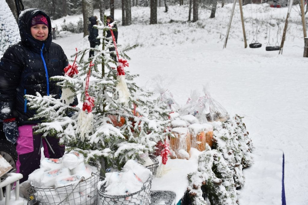 Hege Hagen, som jobber i barnehagen i Redalen, tok det med et smil at hun måtte børste snø av kranser og dekorasjoner med jevne mellomrom. 