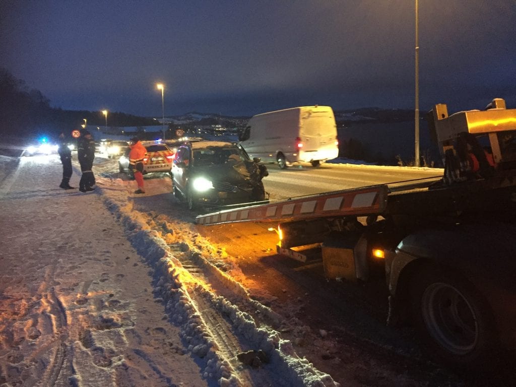 Det blir raskt køer på hovedvegene ut av Gjøvik om ettermiddagen, og politiet konsentrerte seg om å rydde veien. 