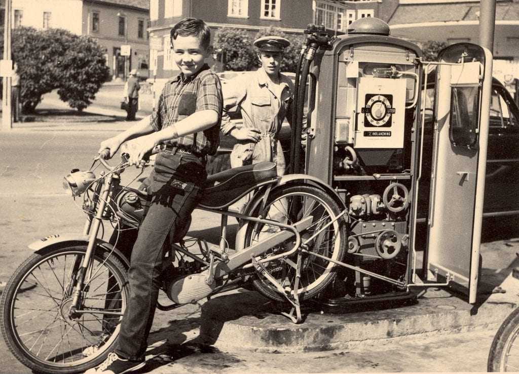 I 1957 kjørte 14 år gamle Tore en stillestående moped koblet til bensinpumpa slik at folk fikk bensin på en strømløs dag. Dette ble også foreviget av et filmteam fra BBC.