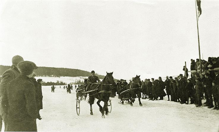 Travkjøring på isen i Sundvika, årstallet er ukjent. (Foto: Mjøsmuseet).